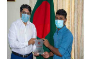 Bangladeshi citizen awarded for showing civic responsibility in Qatar