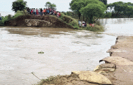 100ft-long embankment crashes, Ganga enters Bhutni island