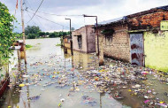 Swollen Mahananda river floods twin municipalities in Malda