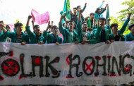 Indonesian students force Rohingya refugees from temporary shelter