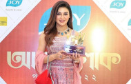 Jaya Ahsan wins Anandalok Best Actress award in India for her performance in ‘Binisutoy’