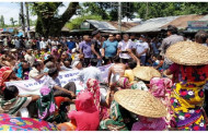 Tea workers return to strike for Tk 300 wage; block Dhaka-Sylhet highway