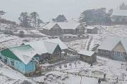 Heavy snowfall in West Bengal’s highest point Sandakphu; stranded tourists evacuated