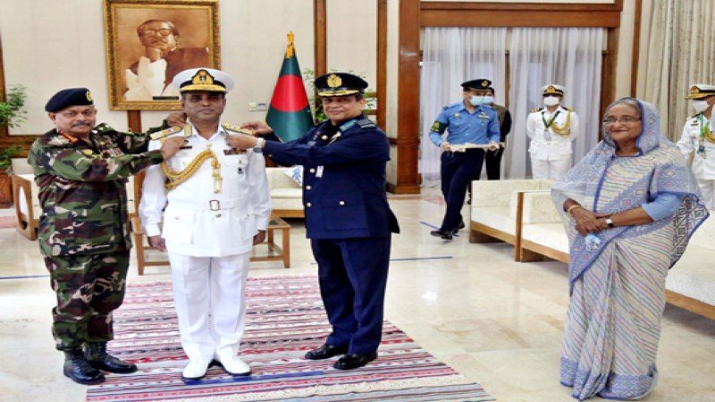 Navy Chief adorned with admiral rank badge