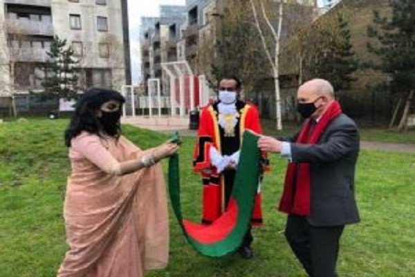 50 years of Bangladesh’s independence : The handing over of the flag of the High Commissioner in London to Speaker Cllr Ahbab Hussain