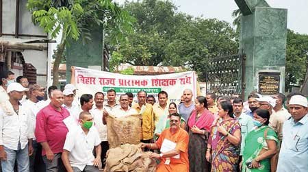 Bihar: Primary teachers protest by hawking jute sacks