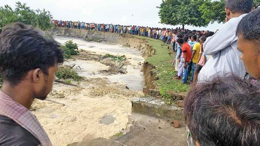 Ganga eats away 250 Malda homes in eight hours