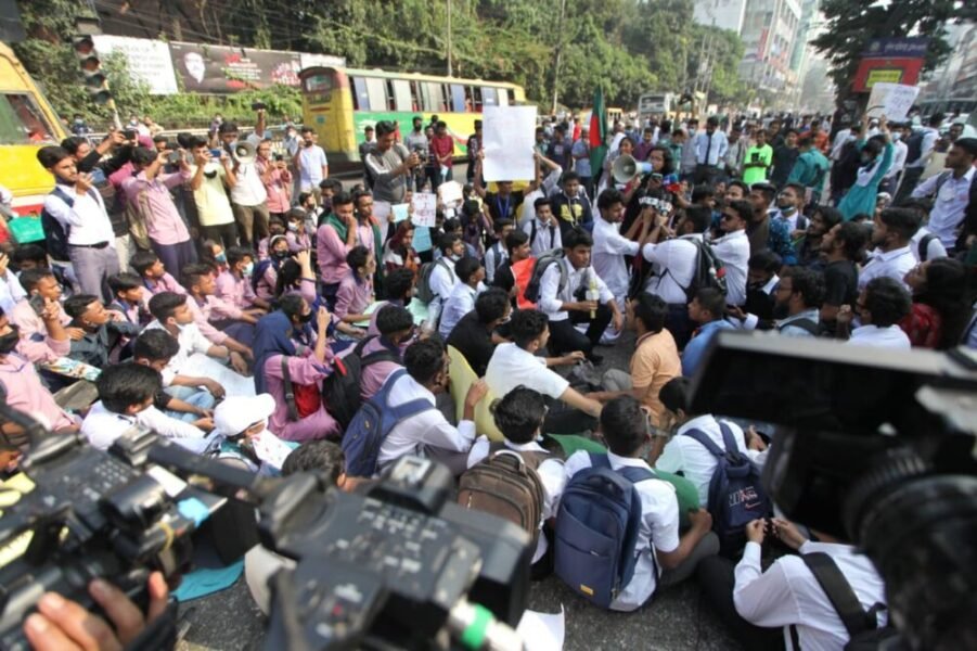 Students’ protests for road safety continue in Dhaka