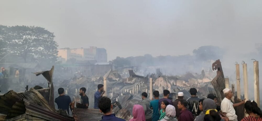 Massive fire rips through Tongi slum leaving hundreds homeless