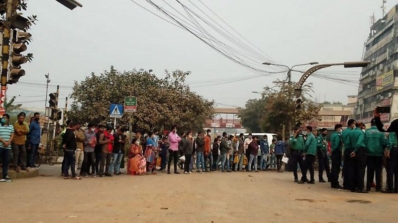 Exams scrapped, students block busy Dhaka crossing