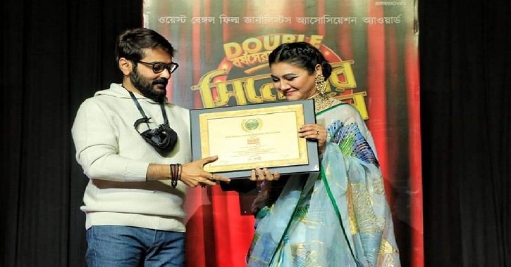 Jaya receives best actress award for ‘Binisutoy’ in Kolkata