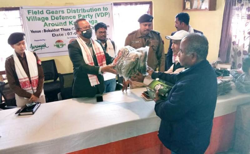 Assam Aaranyak-DSWF provide field gears to 160 VDP members in Kaziranga