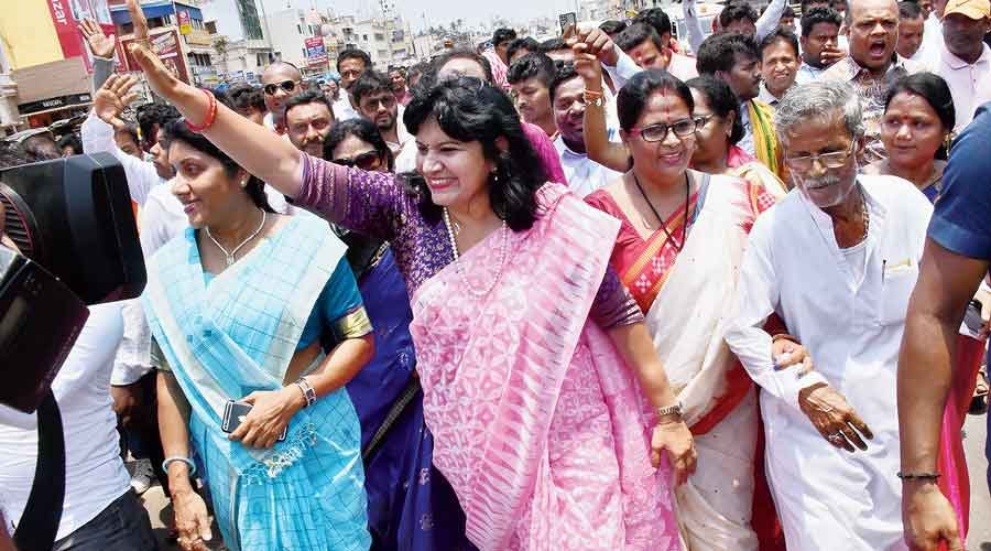 Odisha: Aparajita Sarangi protests, on foot and by car