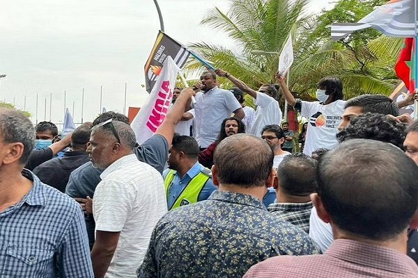 Maldivian youth protests against ‘India Out’ campaign in front of Yameen’s residence