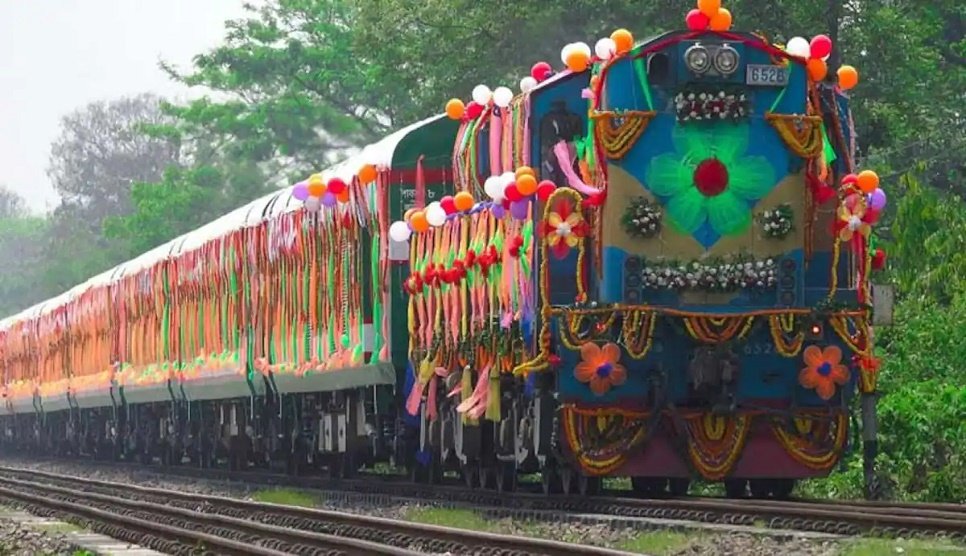 'Mitali Express' arrives in Chilahati with 12 passengers