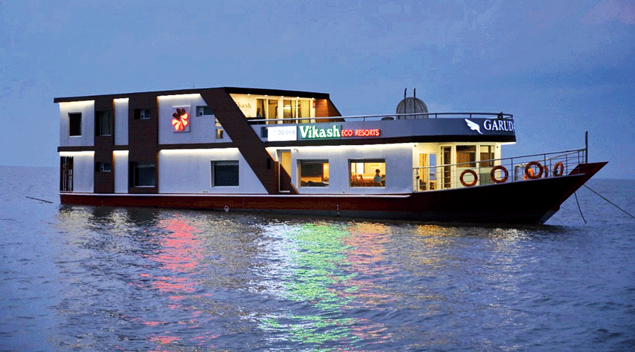 Odisha: Luxury houseboat for cruise on the Chilika lake