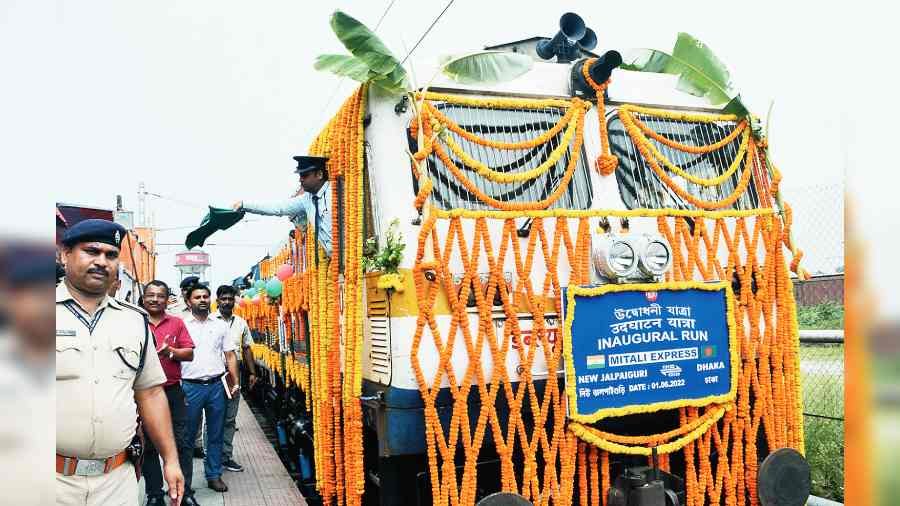 Mitali Express embarks on its maiden journey from New Jalpaiguri to Dhaka