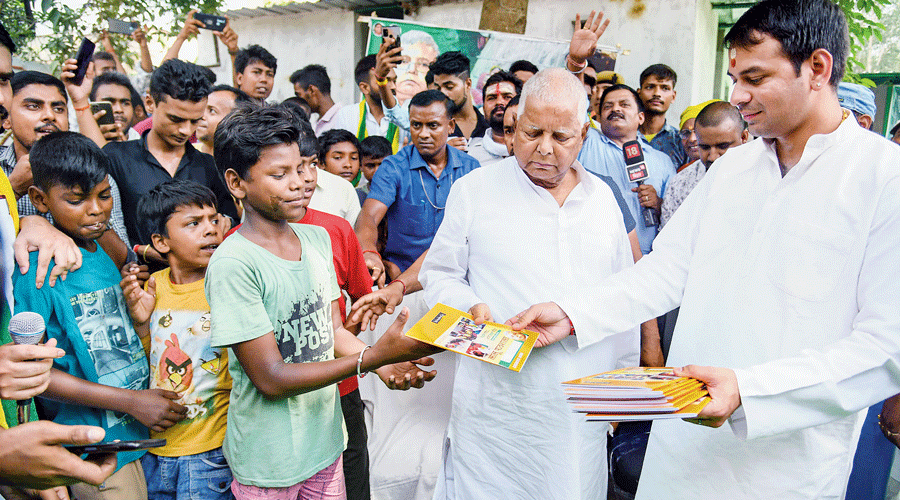 Bihar: Lalu Prasad, Tej Pratap distribute books among children