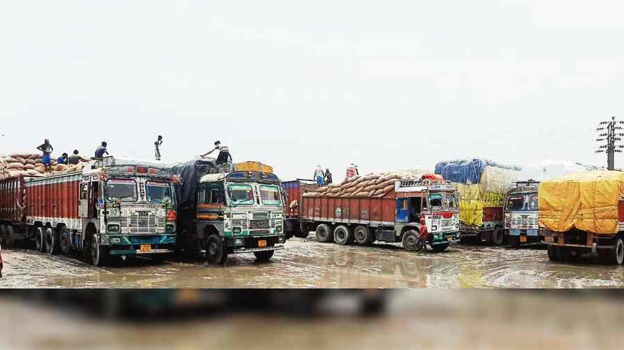 Trucks laden with wheat stuck on Bangladesh border