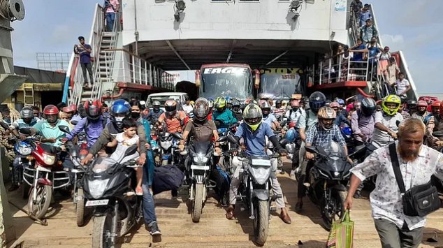 Homebound people crowd at Daulatdia, bikes face no barrier