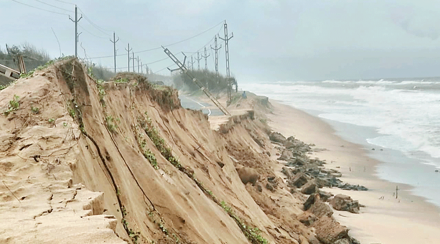 Odisha: Puri-Konark marine drive 15-day wall washed away by strong waves