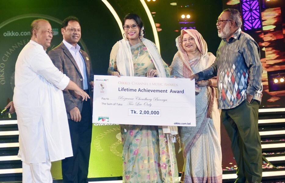 Rezwana Choudhury Bannya receives Lifetime Achievement Award