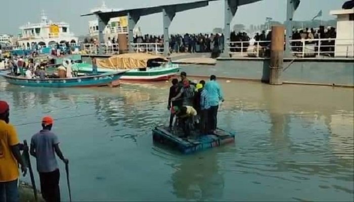 Amid obstacles, BNP men finally resort to floating drums to reach rally venue