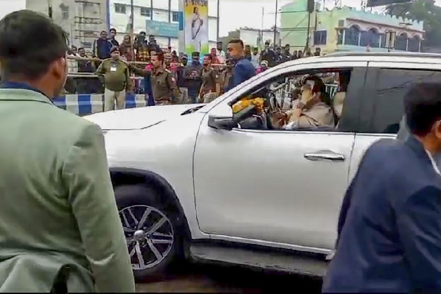 Mamata Banerjee injured as her car stops to avert collision