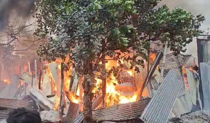 Fire at ‘jhut’ warehouse in Gazipur