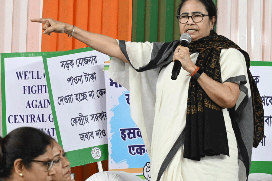 Mamata Banerjee holds Narendra Modi, CAG responsible for pause on flow of funds to West Bengal