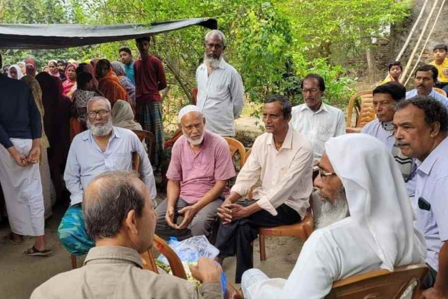 Last journey scripts amity in age of enmity: Muslim villagers give a send-off to Hindu neighbour