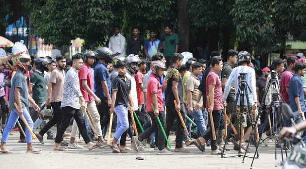 Chhatra League distributes cricket stumps among activists at TSC